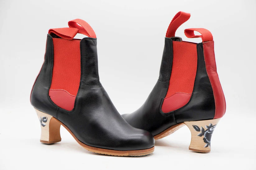 1botamujer.n 36.pielnegrocondetallesenrojo.taconsemicarretepintadobarnizado 3