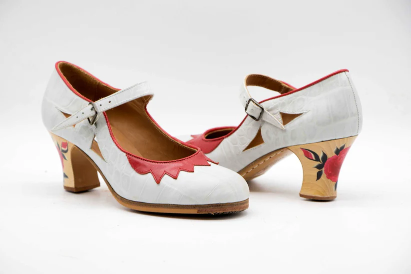 2blanca.n 37.cocoblancoypielrojo.taconsemicarreteconflorpintadobarnizado. 4