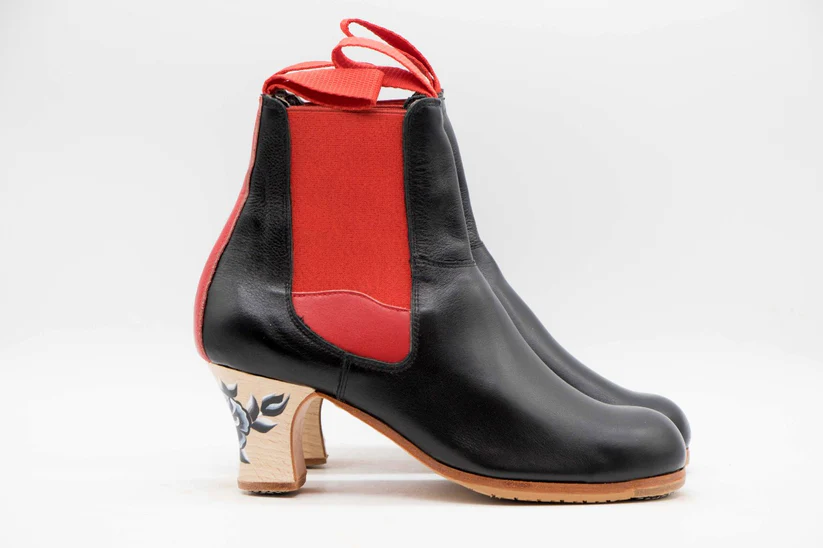 2botamujer.n 36.pielnegrocondetallesenrojo.taconsemicarretepintadobarnizado 2
